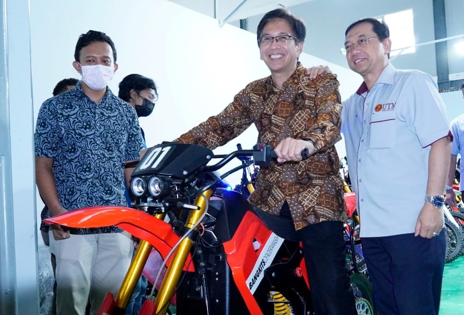 Wakil Rektor UTM Prof Datuk Dr Ahmad Fauzi Ismail (kanan) bersama Rektor ITS Prof Dr Ir Mochamad Ashari MEng IPU AEng (tengah) berfoto dengan e-Trail karya ITS