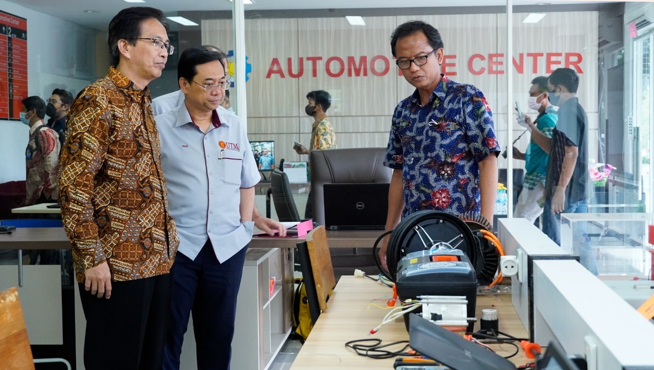 Rektor ITS Prof Dr Ir Mochamad Ashari MEng (kiri) dan Wakil Rektor UTM Prof Datuk Dr Ahmad Fauzi Ismail (tengah) saat melihat komponen pendukung kendaraan listrik karya ITS