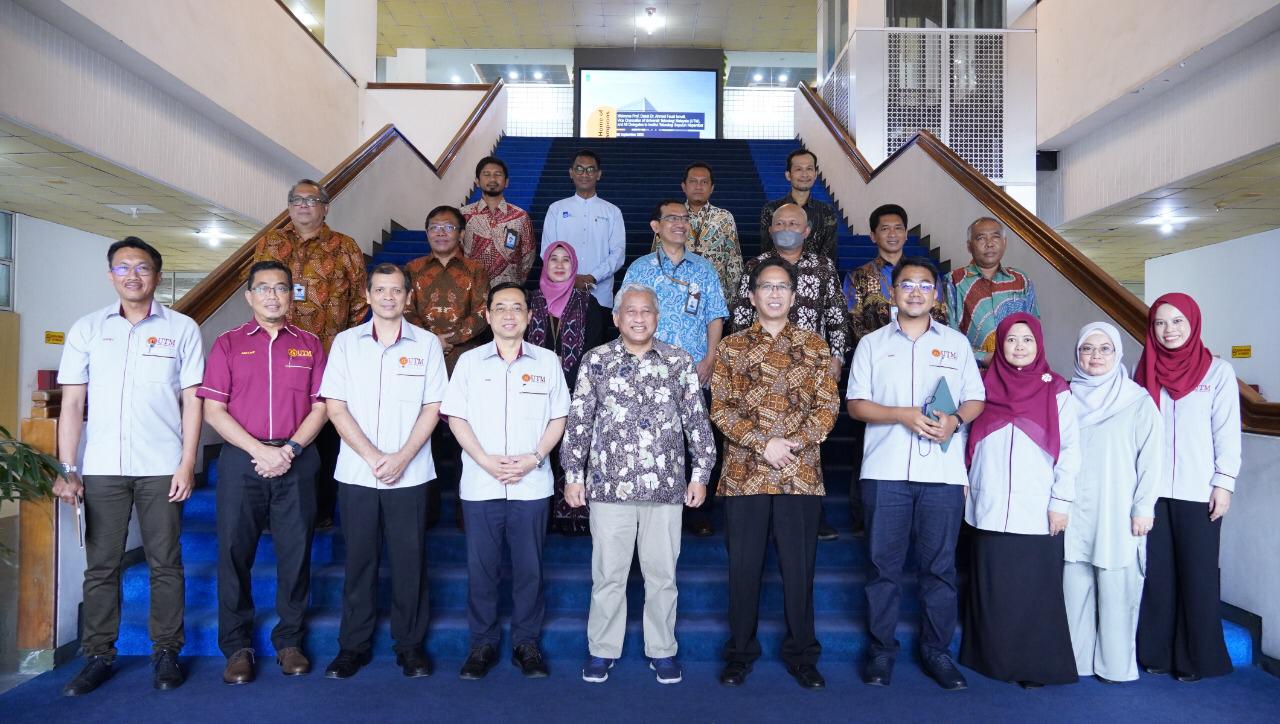 Foto bersama jajaran pimpinan Institut Teknologi Sepuluh Nopember (ITS) dan Universiti Teknologi Malaysia (UTM) dalam kunjungan kerja sama yang dilaksanakan di Gedung Rektorat ITS