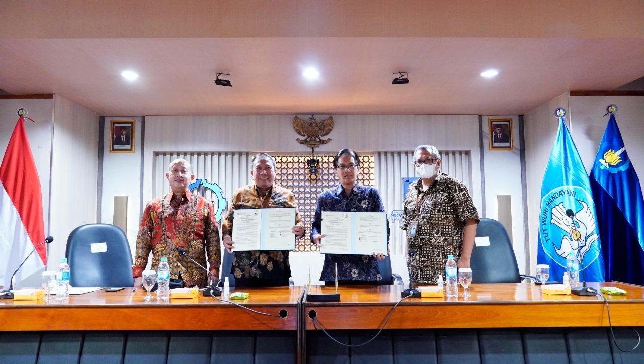 Direktur SDM dan Umum BPJS Kesehatan dr Andi Afdal (dua dari kiri) bersama Rektor ITS Prof Dr Ir Mochamad Ashari MEng (dua dari kanan) menunjukkan naskah MoU usai ditandatangani