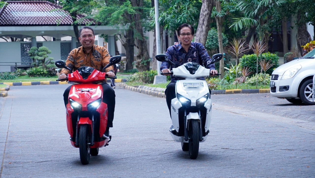 Direktur SDM dan Umum BPJS Kesehatan dr Andi Afdal (kiri) bersama Rektor ITS Prof Dr Ir Mochamad Ashari MEng IPU AEng saat mencoba motor listrik karya ITS, GESITS, di kampus ITS