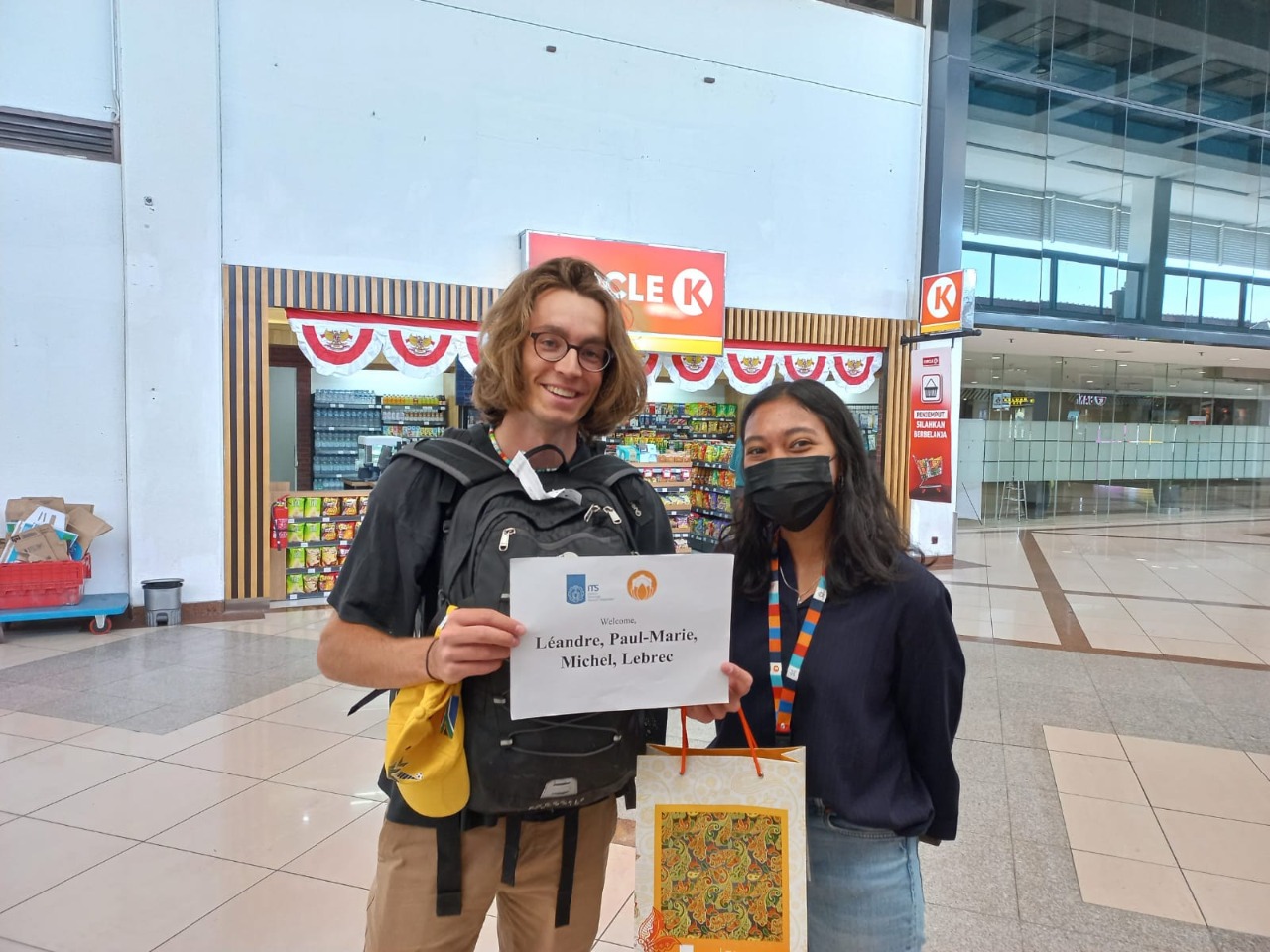 Mahasiswa internasional ITS Leandre Paul-Marie Michel Lebrec asal Prancis saat dijemput oleh volunteer ITS di Bandara Internasional Juanda