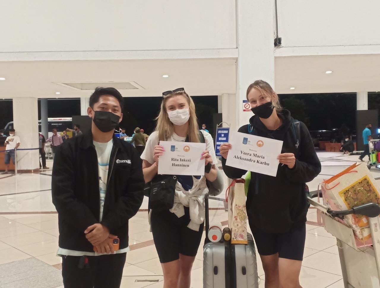 (dari kanan) Veera Maria Aleksandra Karhu dan Rita Inieri Hanninen, mahasiswa internasional ITS asal Finlandia saat di jemput oleh volunteer ITS di Bandara Internasional Juanda