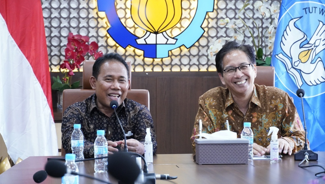 (dari kiri) Bupati Sumbawa Barat Dr Ir H W Musyafirin MM bersama Rektor ITS Prof Dr Ir Mochamad Ashari MEng IPU AEng saat berdiskusi mengenai rencana kerja sama kedua pihak