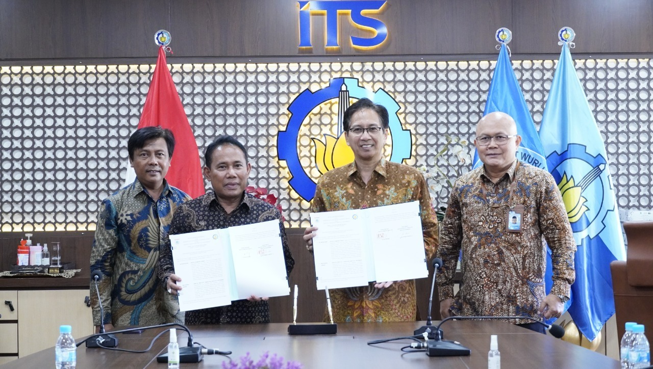 Bupati Sumbawa Barat Dr Ir H W Musyafirin MM (dua dari kiri) bersama Rektor ITS Prof Dr Ir Mochamad Ashari MEng (dua dari kanan) menunjukkan naskah MoU usai ditandatangani