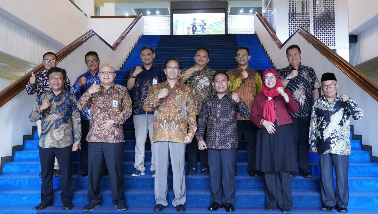 Foto bersama jajaran pimpinan ITS dan Pemkab Sumbawa Barat di Gedung Rektorat ITS usai penandatanganan MoU kerja sama