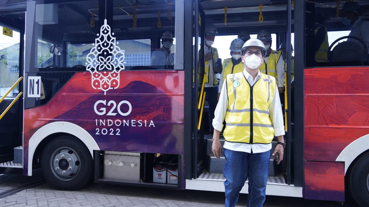 Rektor ITS Prof Dr Ir Mochamad Ashari MEng IPU AEng usai mencoba menaiki Bus Listrik Merah Putih hasil kolaborasi ITS - PT INKA