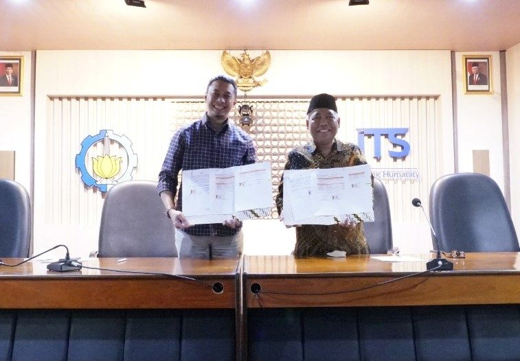 General Manager PLN Corporate University, Rio Adrianto ST MBA (kiri) dan Wakil Rektor I ITS Prof Dr Ir Adi Soeprijanto MT menunjukkan naskah Perjanjian Kerja Sama (PKS) usai ditandatangani