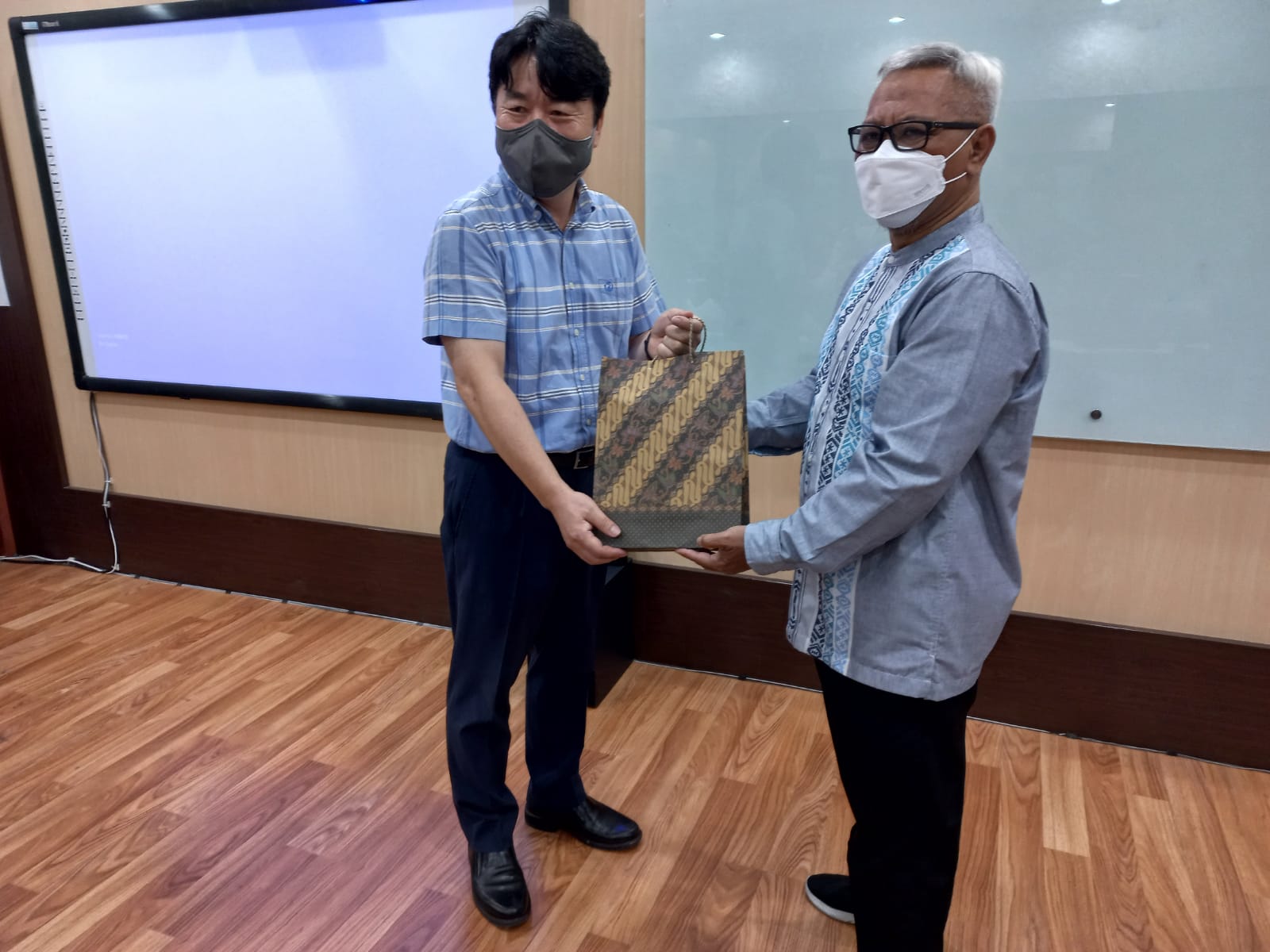 Head of the ITS Development Studies Department Dr. Arfan Fahmi SS MPd (right) when handing over a souvenir to the Chief Executive Officer of Arasoft Emeritus Prof. Hwang In Pyo PhD