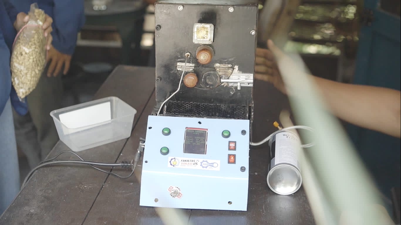 Detail display LCD mesin sangrai biji kopi portabel karya tim KKN Abmas ITS