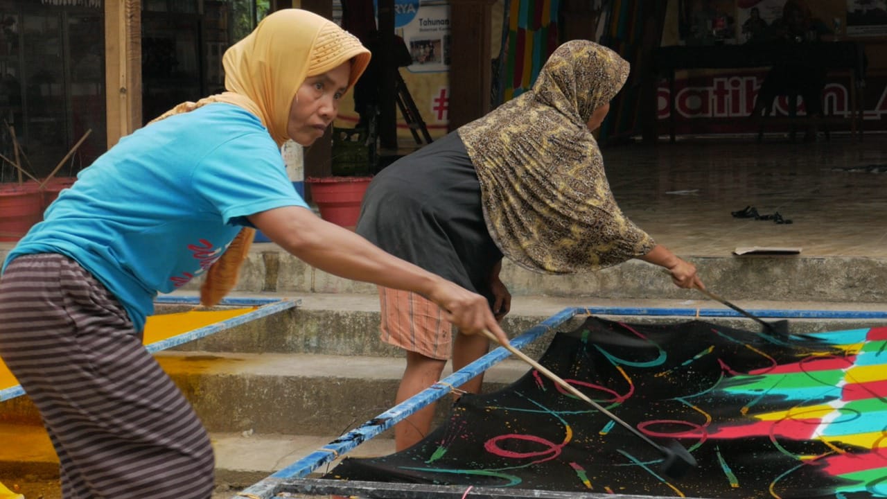 Proses produksi batik ciprat oleh tunagrahita Rumah Harapan menjadi lebih mudah berkat pembangunan PLTS