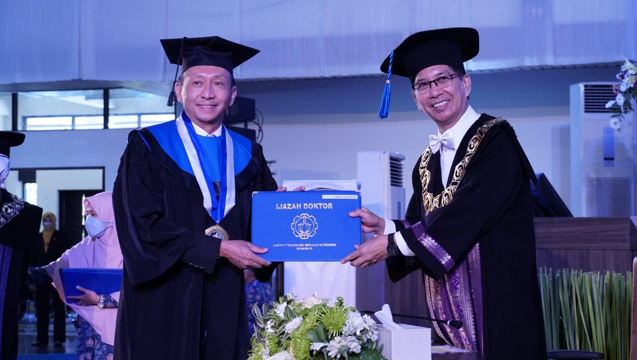 Aditya Sutantio (kiri) saat menerima ijazah dari Rektor ITS