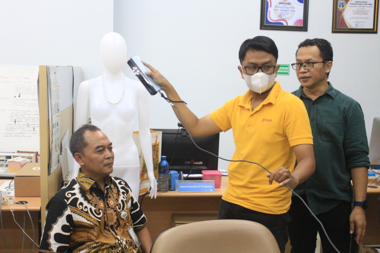 Direktur Umum dan SDM BPJS Ketenagakerjaan Abdur Rahman Irsyadi (duduk) saat simulasi identifikasi wajah di Laboratorium Integrated Digital Design (iDIG) ITS