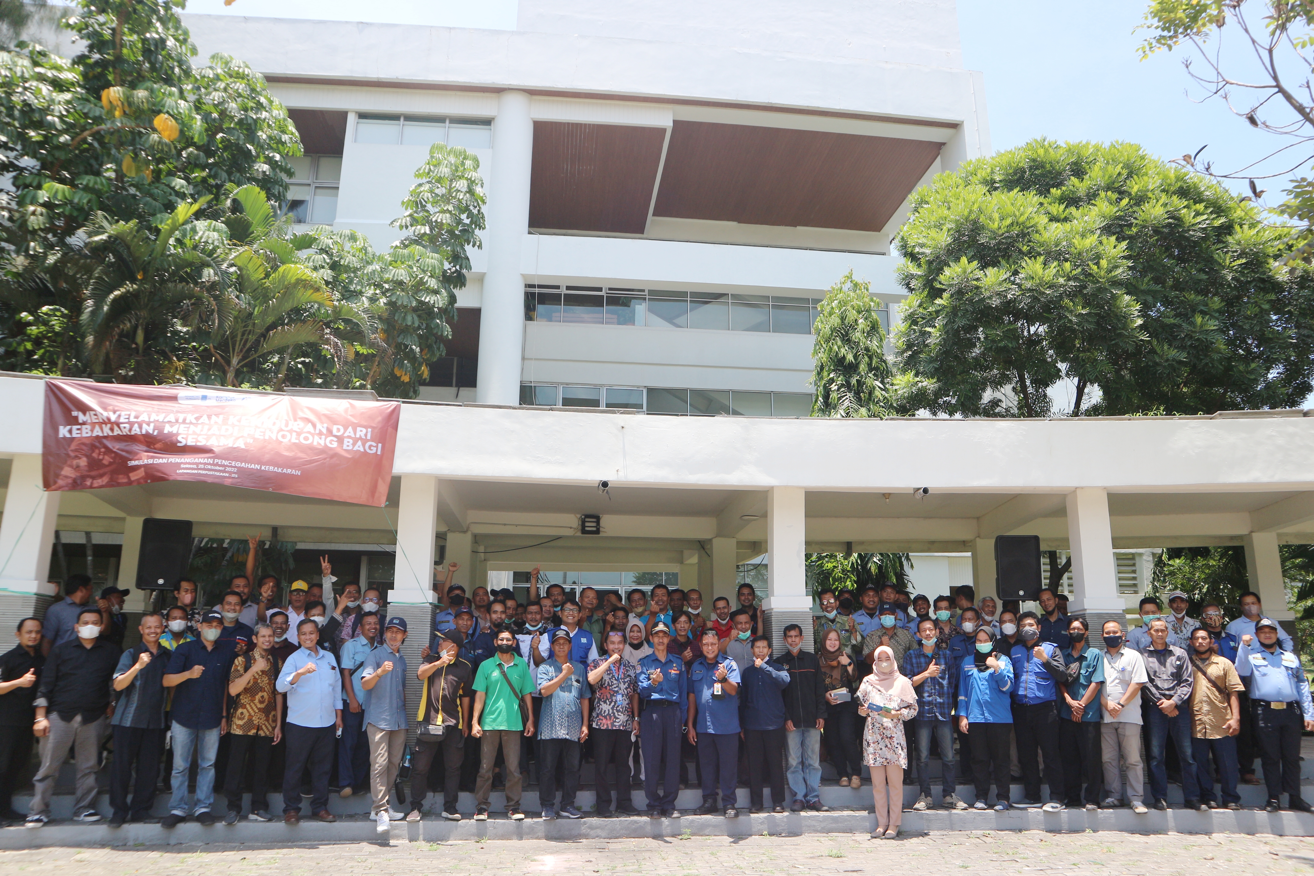 Sosialisasi Penanganan Kebakaran Oleh Dinas Pemadam Kebakaran Kota Surabaya di Lapangan Perpustakaan ITS 