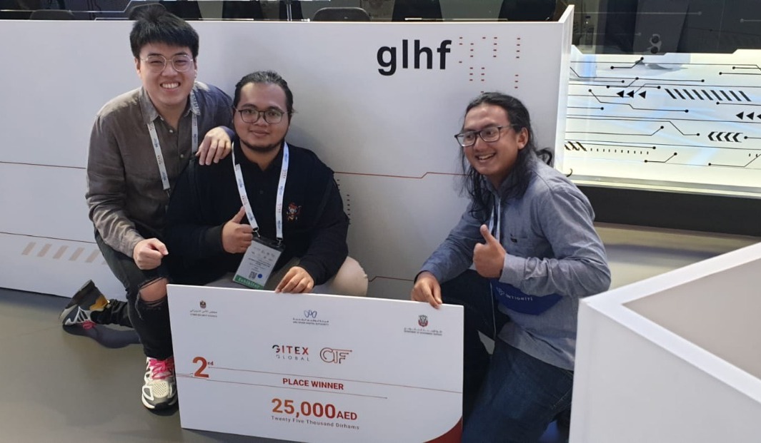 Achmad Zaenuri Dahlan Putra (tengah) bersama tim Good Luck Have Fun (GLHF) yang berasal dari Indonesia