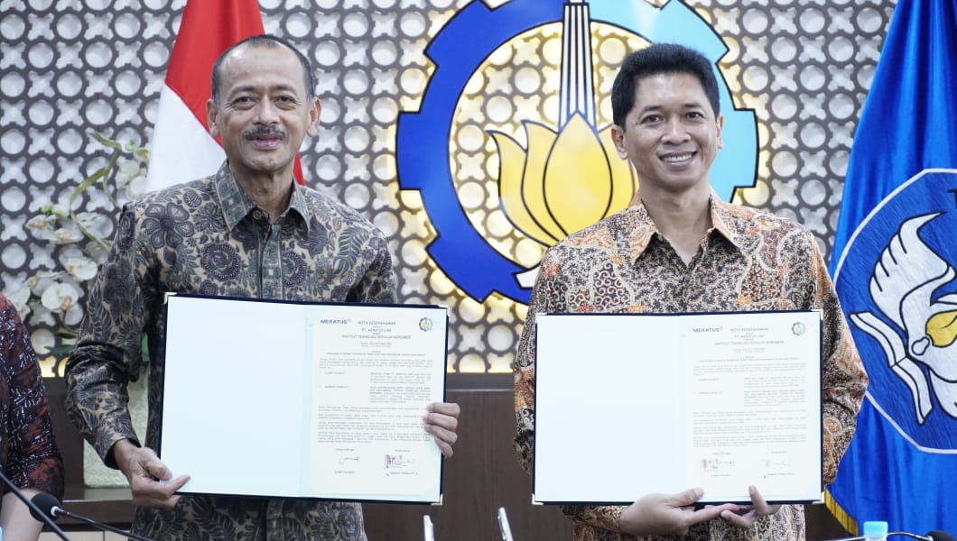 Direktur Utama PT Meratus Line Slamet Raharjo (kiri) dan Wakil Rektor IV ITS Bambang Pramujati ST MSc Eng PhD menunjukkan naskah MoU yang telah ditandatangani oleh kedua pihak