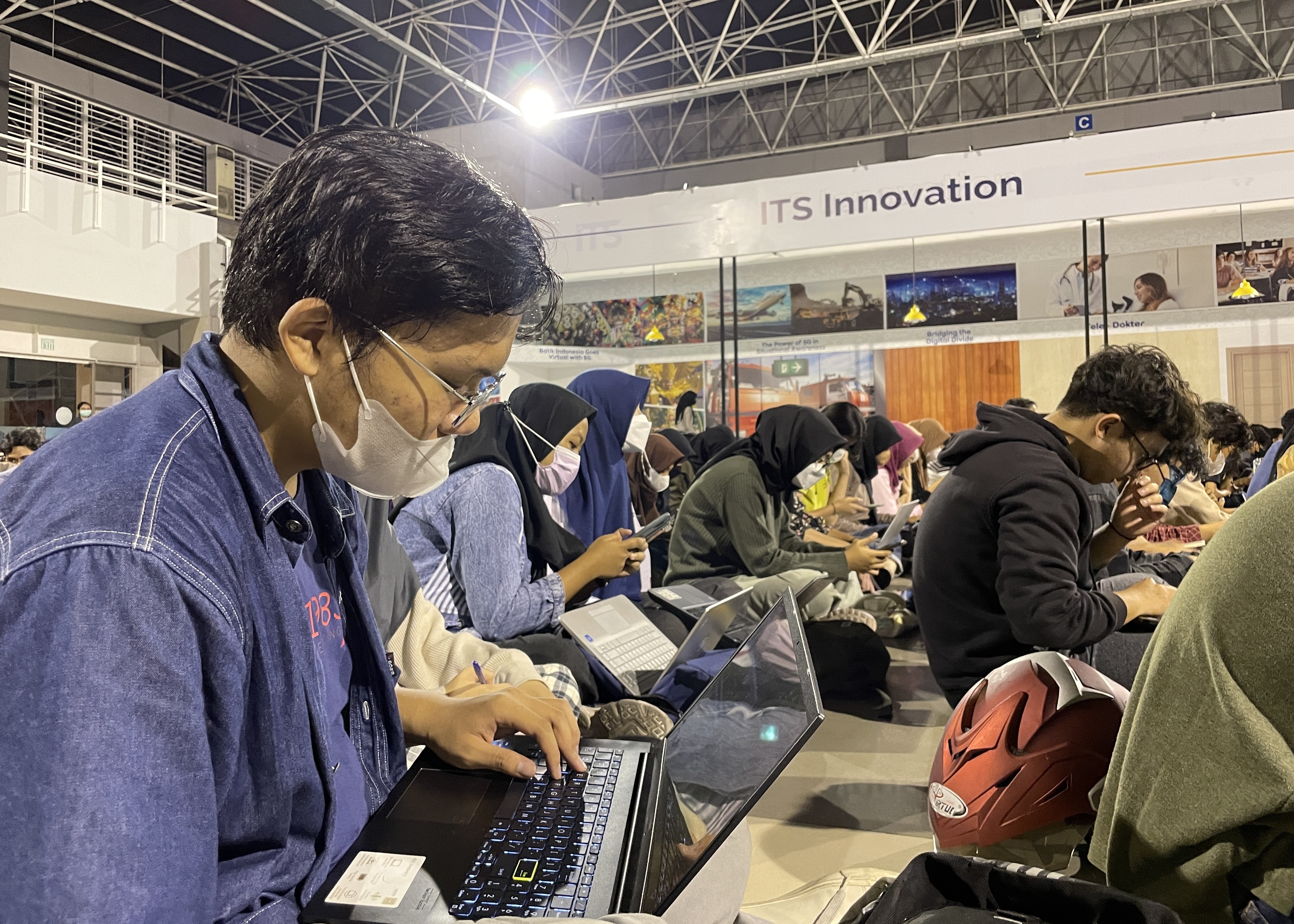 Para anggota baru UKM Robotika ITS yang fokus dalam mengikuti materi pelatihan