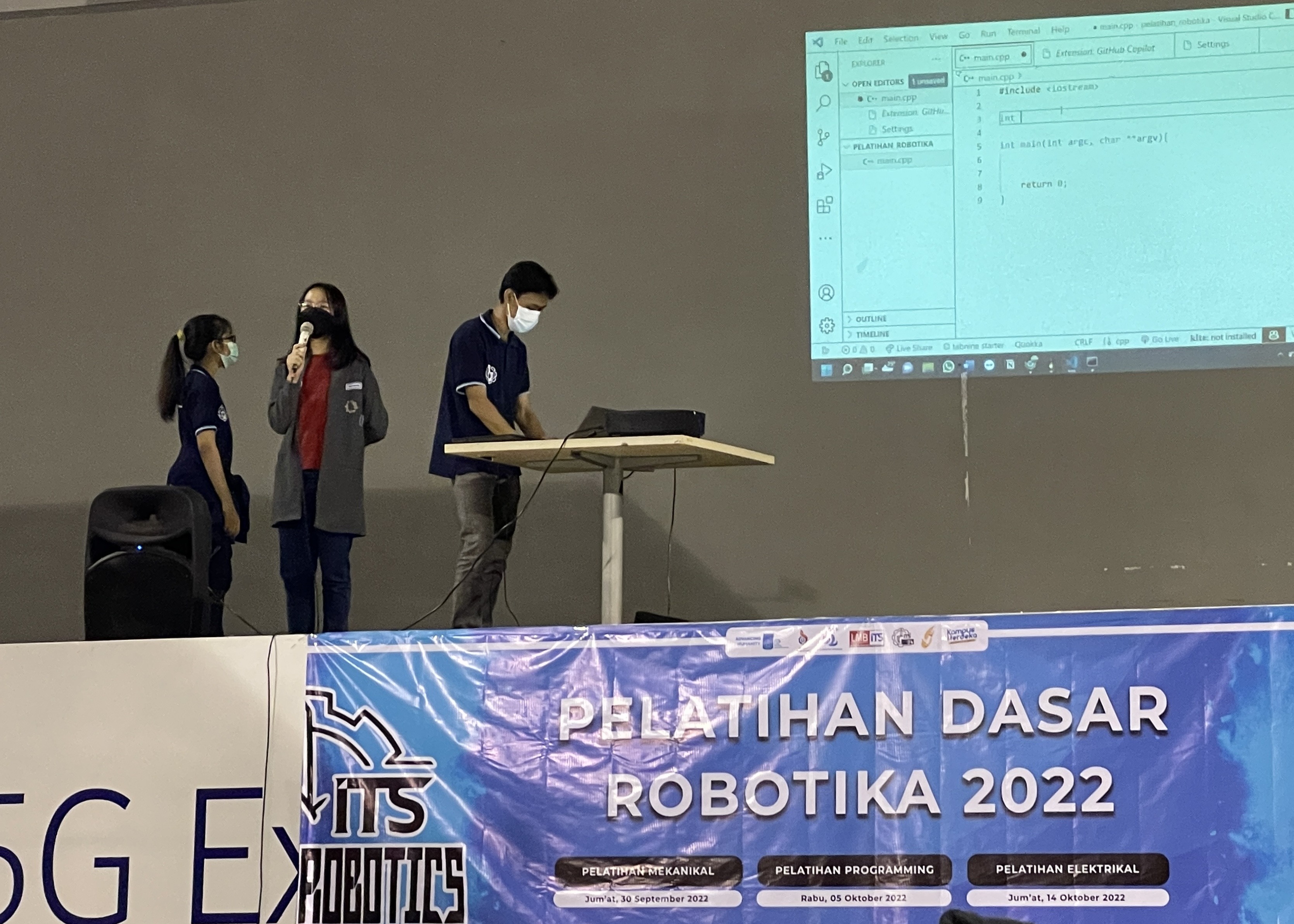 Anggota Tim Robotika ITS ketika menyampaikan materi kepada anggota baru di Pusat Robotika ITS.