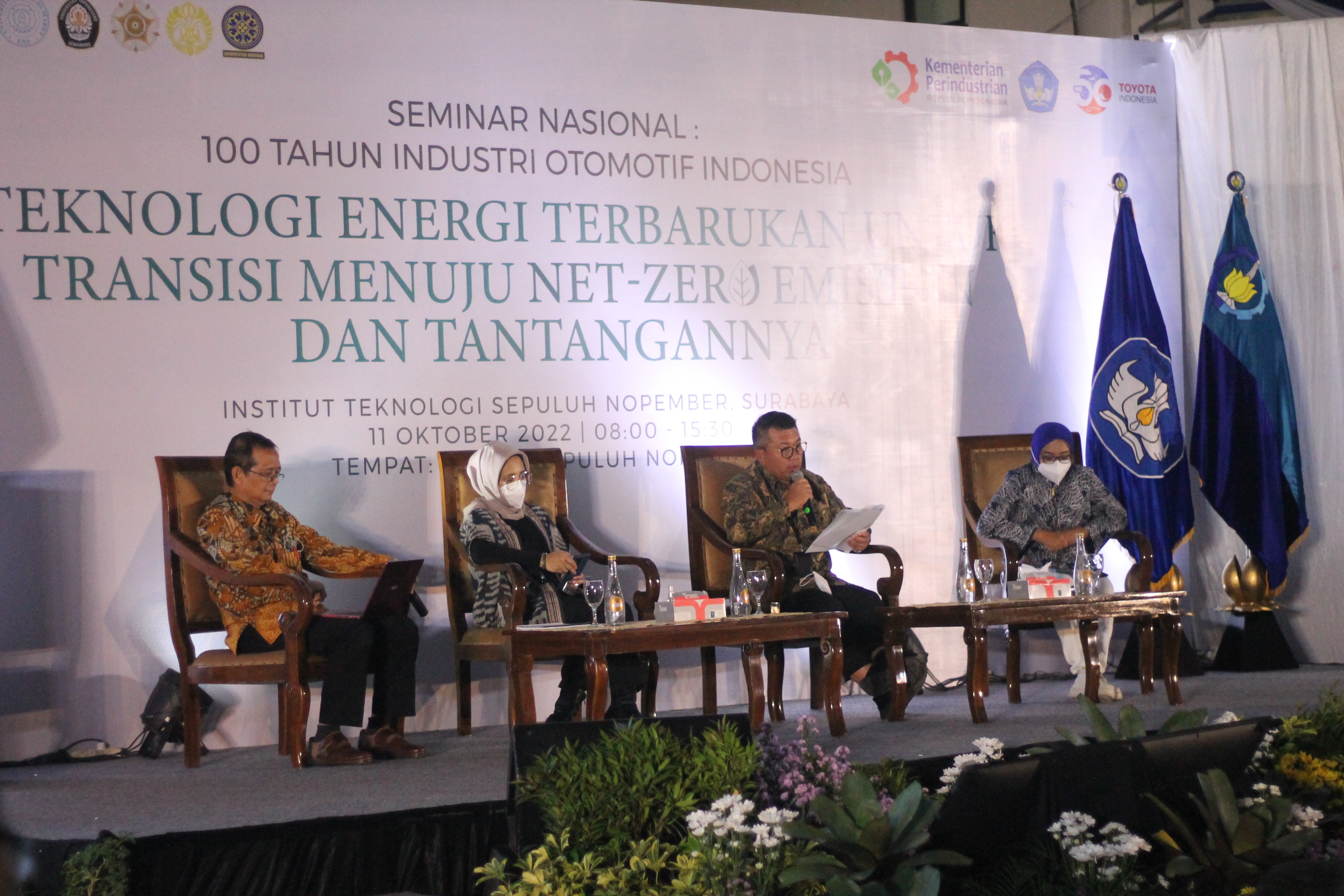 (dari kiri) Moderator Prof Prabowo,Cita Dewi mewakili Wiluyo Kusdwiharto dan Direktur Utama Pertamina gas Gamal Imam Santoso saat memaparkan materi seminar