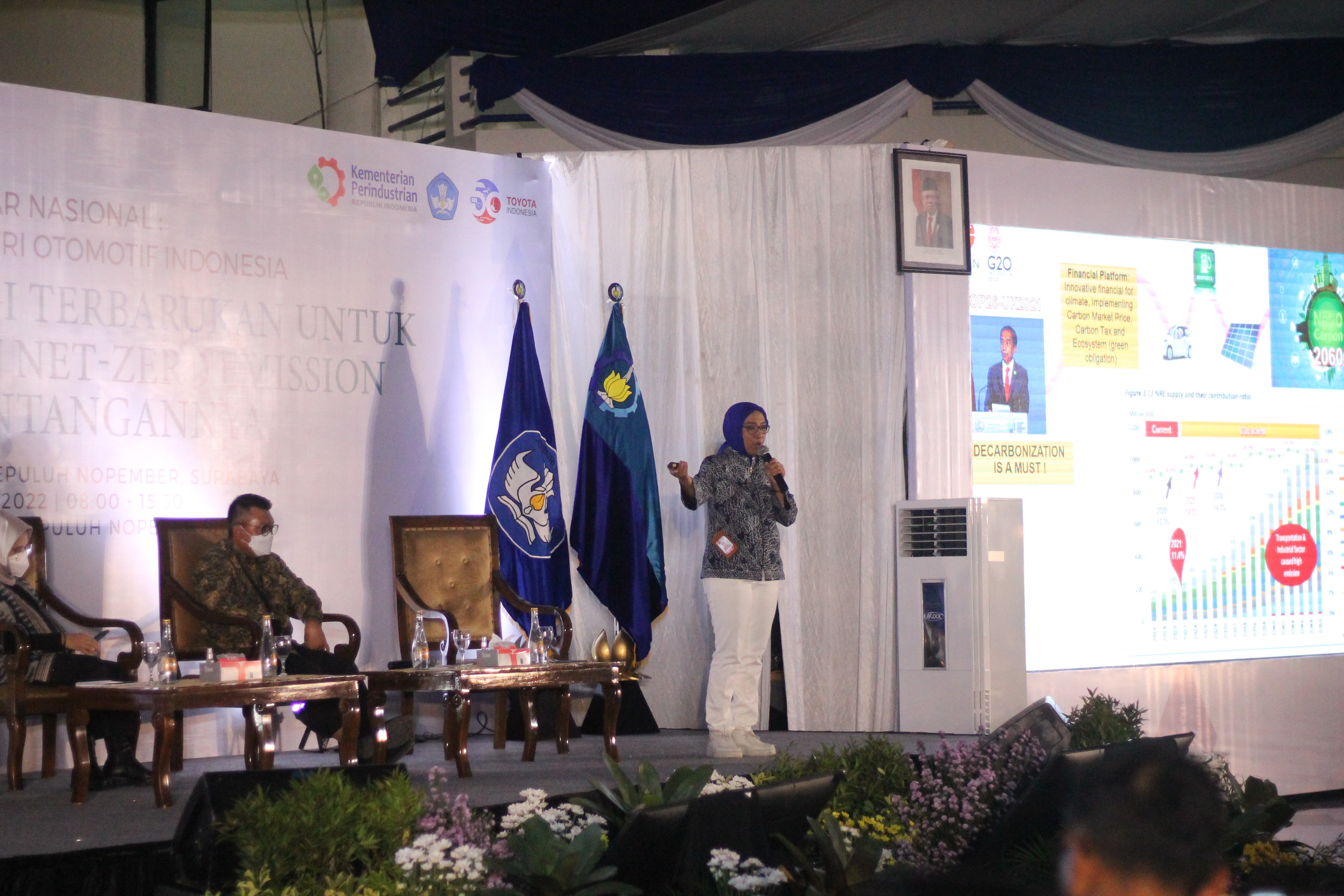 Profesor Riset Bidang Teknologi Proses Elektrokimia, Badan Riset dan Inovasi Nasional (BRIN) Prof Dr Eng Eniya Listiani Dewi Beng Meng memberikan pemaparan materi dengan semangat