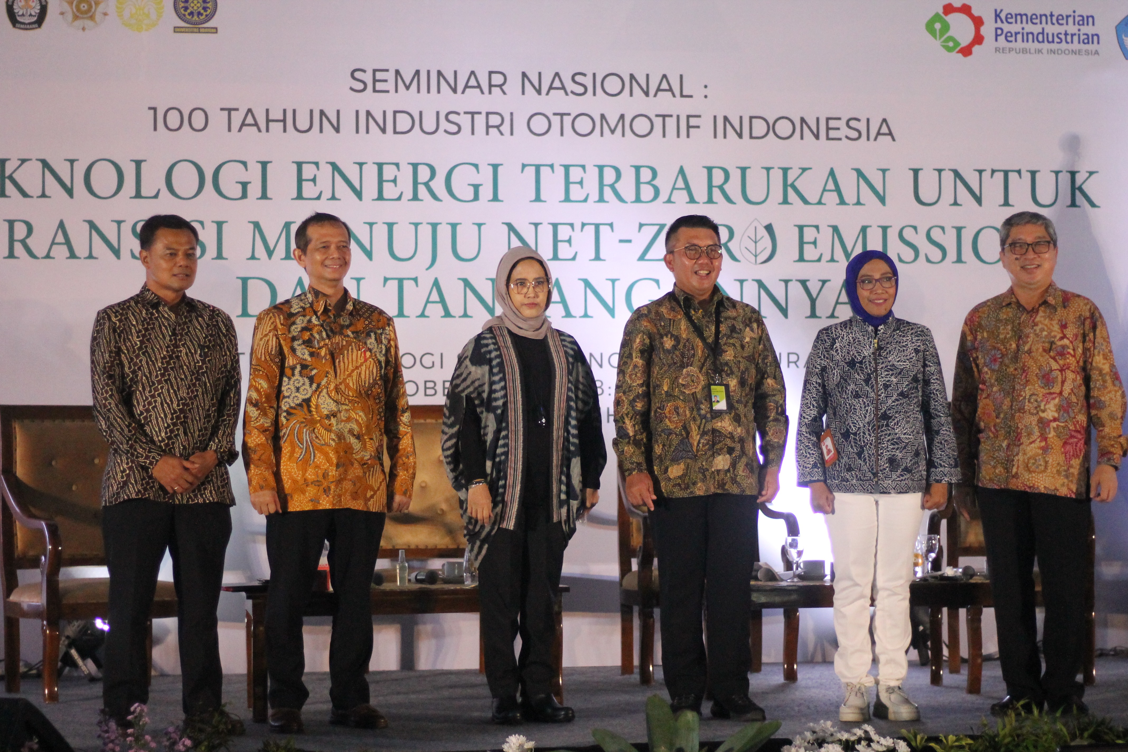 Foto bersama moderator dan pembicara sesi dua Seminar Nasional 100 Tahun Industri Otomotif  beserta Vice President Director PT Toyota Motor Manufacturing Indonesia