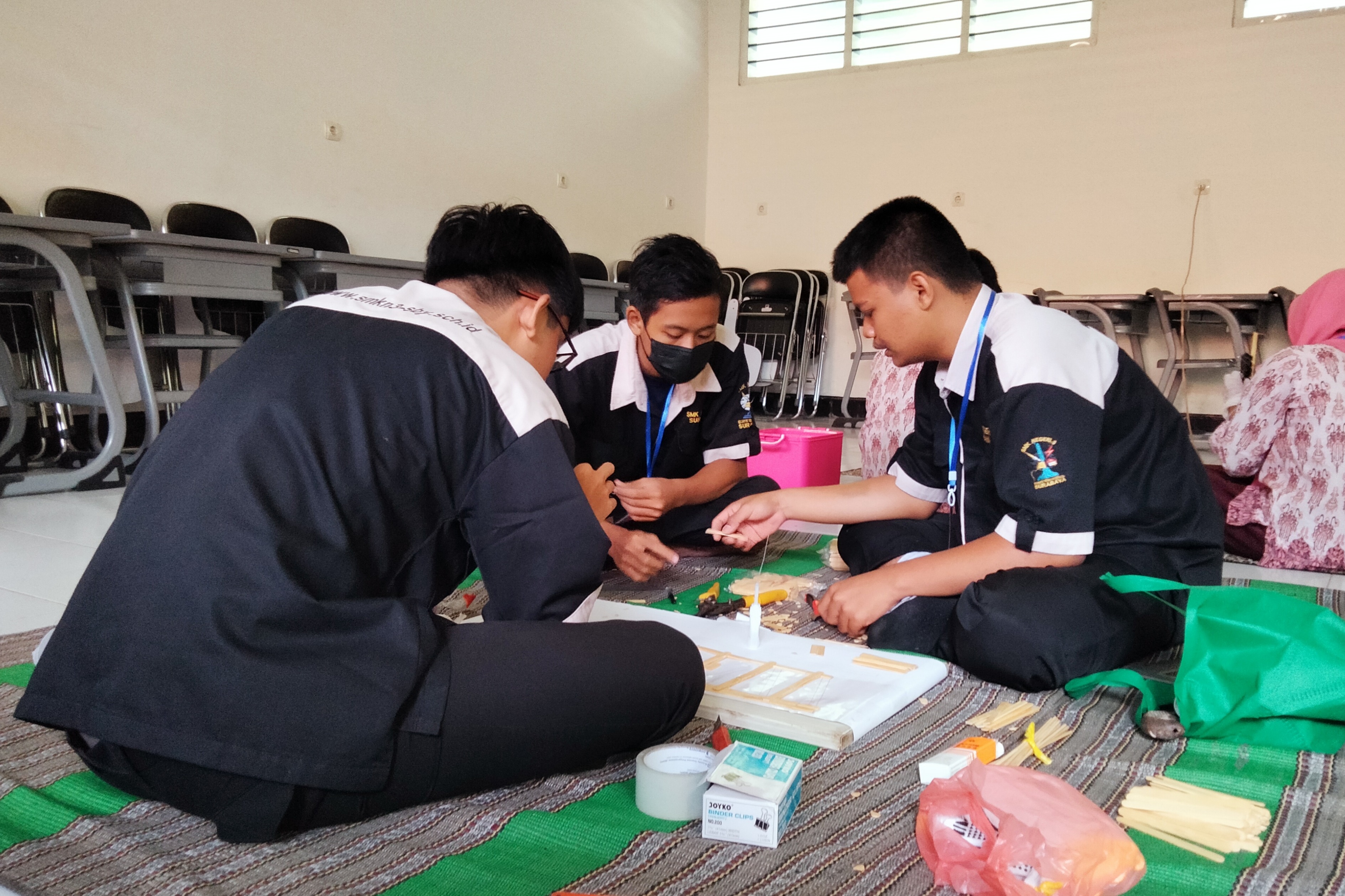 salah satu tim finalis asal SMKN 3 Surabaya secara antusias merancang protype jembatan