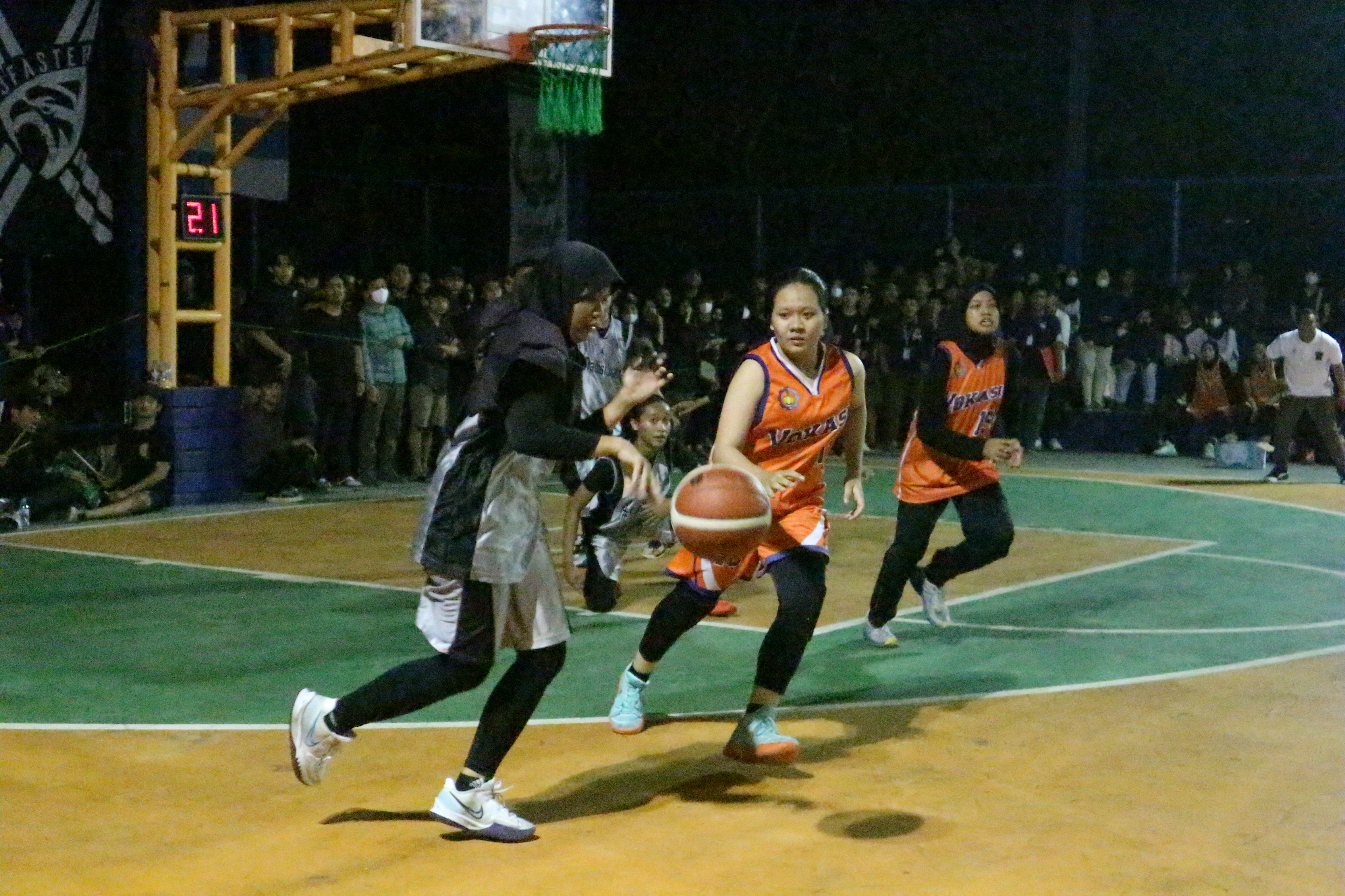 Tim Basket Putri Fakultas Vokasi (kanan) dalam babak semifinal lomba basket dalam rangka perayaan Diesnatalis ITS ke-62