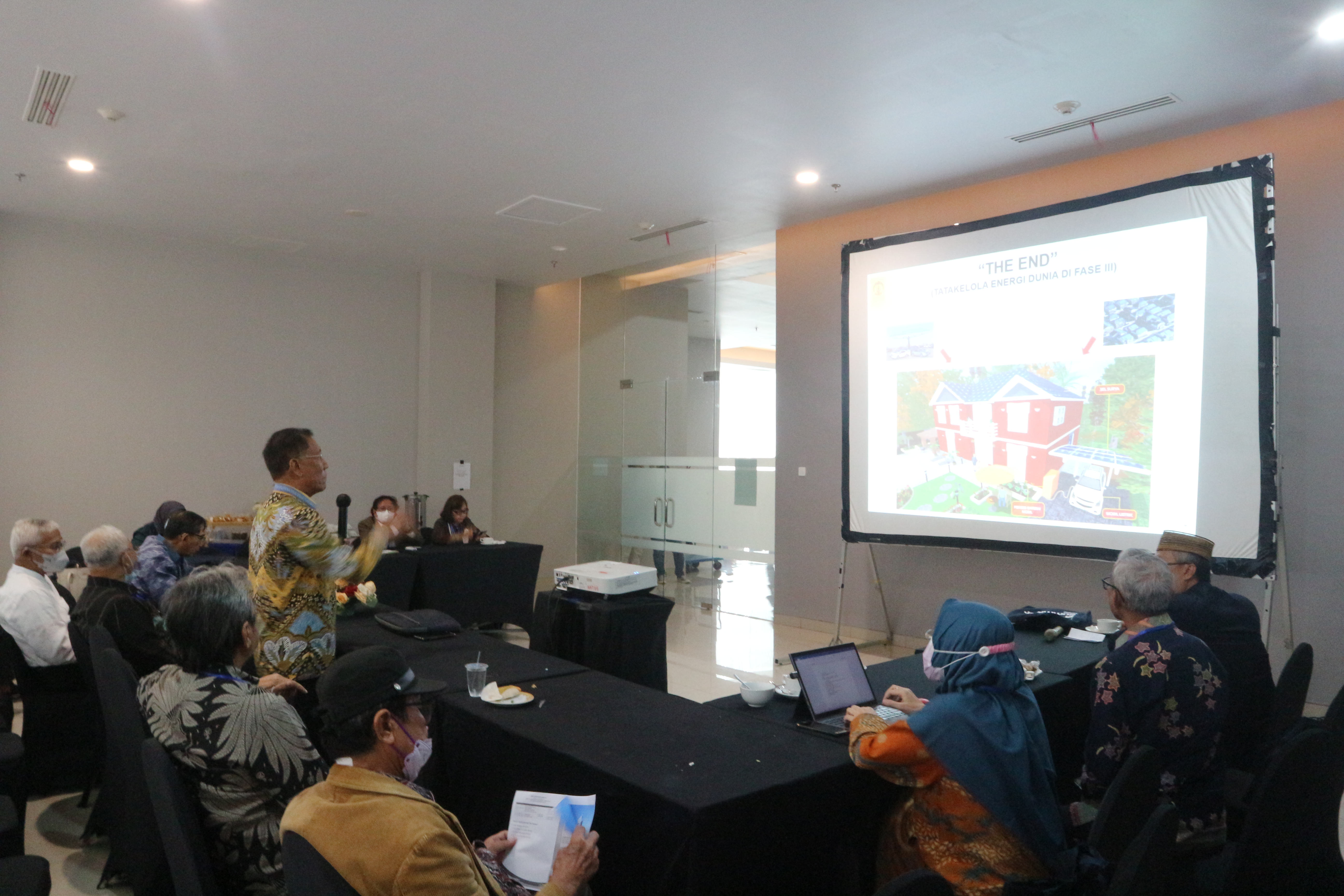 Prof Ir Rinaldy Dalimi MSc PhD memaparkan materinya di Seminar Nasional Pembangunan Manusia dan Penguasaan Ipteks