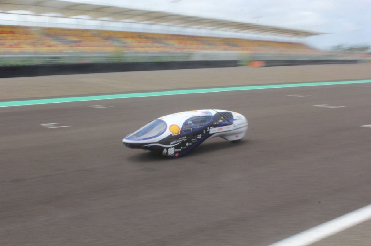 Mobil Antasena Alpha milik Tim Antasena ITS melaju kencang di arena Sirkuit Internasional Mandalika, Lombok Tengah pada ajang Shell Eco-Marathon 2022