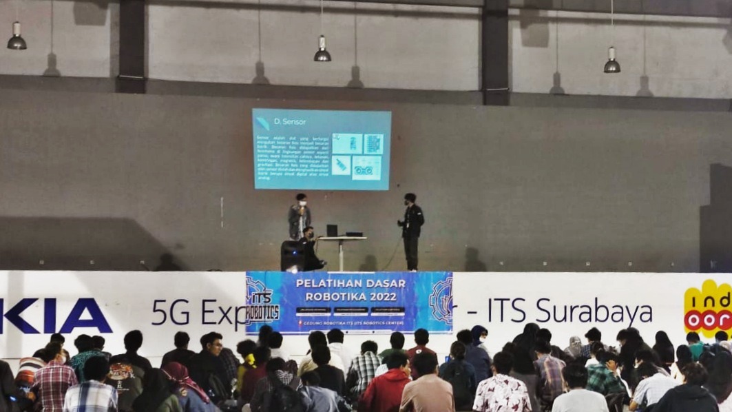 Anggota tim Robotika ITS ketika menyampaikan materi mengenai elektronika di hadapan anggota baru