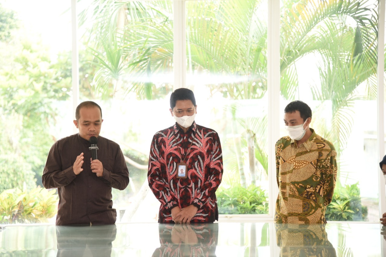 Tergabung dalam tim penelitian ITS, Wakil Rektor IV ITS Bambang Pramujati ST M Sc Eng PhD (tengah) bersama tim ketika melakukan kunjungan ke Kantor Manajemen Pusat PT Dahana