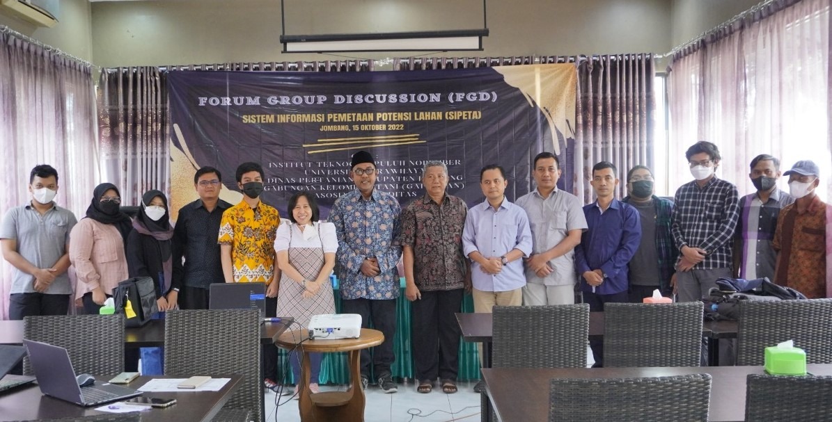 Tim peneliti SIPETA dari Departemen Sistem Informasi ITS bersama perwakilan Dinas Pertanian Kabupaten Jombang, Asosiasi Komoditas Pertanian Jombang, dan Gapoktan Pojok Kulon Jombang