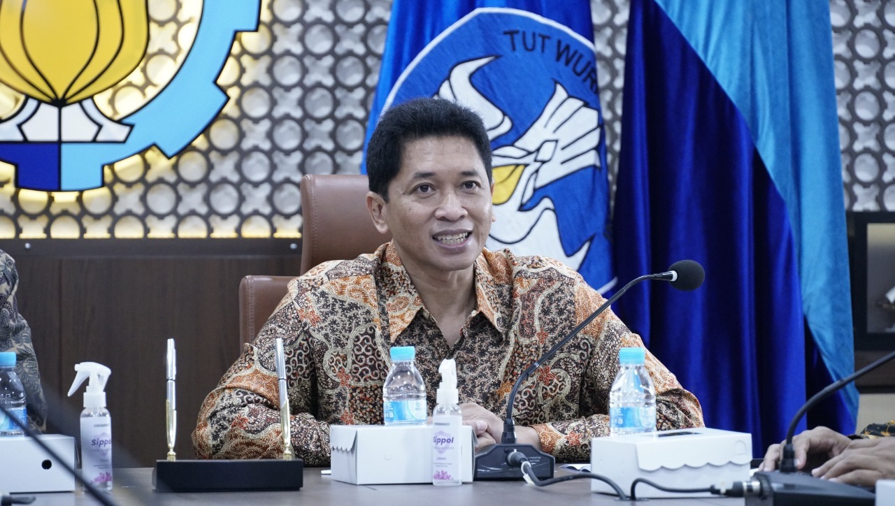 Wakil Rektor IV ITS Bambang Pramujati ST MSc Eng PhD saat menyampaikan sambutan dalam acara Seremoni Penandatanganan MoU antara ITS dengan PT Meratus Line