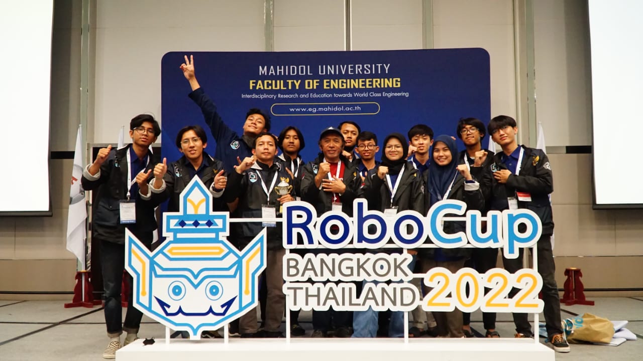 Fiqey Indriati Eka Sari (three from bottom right) with the Ichiro ITS team in the 2022 Robocup event in Bangkok