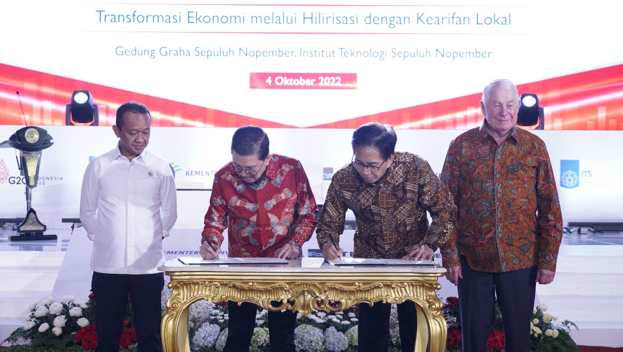 Penandatanganan MoU oleh Presiden Direktur PT Freeport Indonesia Tony Wenas (dua dari kiri) dan Rektor ITS Prof Dr Ir Mochamad Ashari MEng (dua dari kanan) disaksikan langsung oleh Menteri Investasi/Kepala BKPM Bahlil Lahadalia (kiri) dan CEO Freeport-McMoran Richard C Adkerson (kanan)