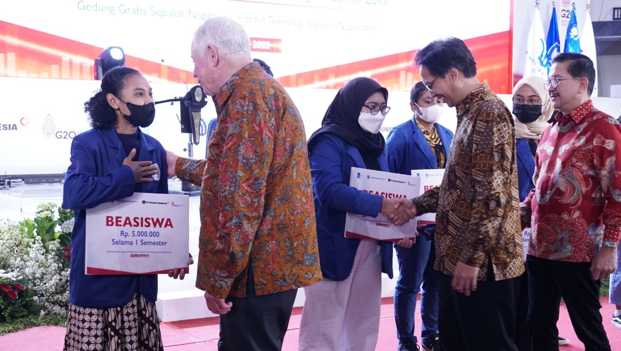 Penyerahan beasiswa dari PT Freeport Indonesia kepada perwakilan mahasiswa terpilih ITS dan mahasiswa asal Papua di Graha Sepuluh Nopember ITS