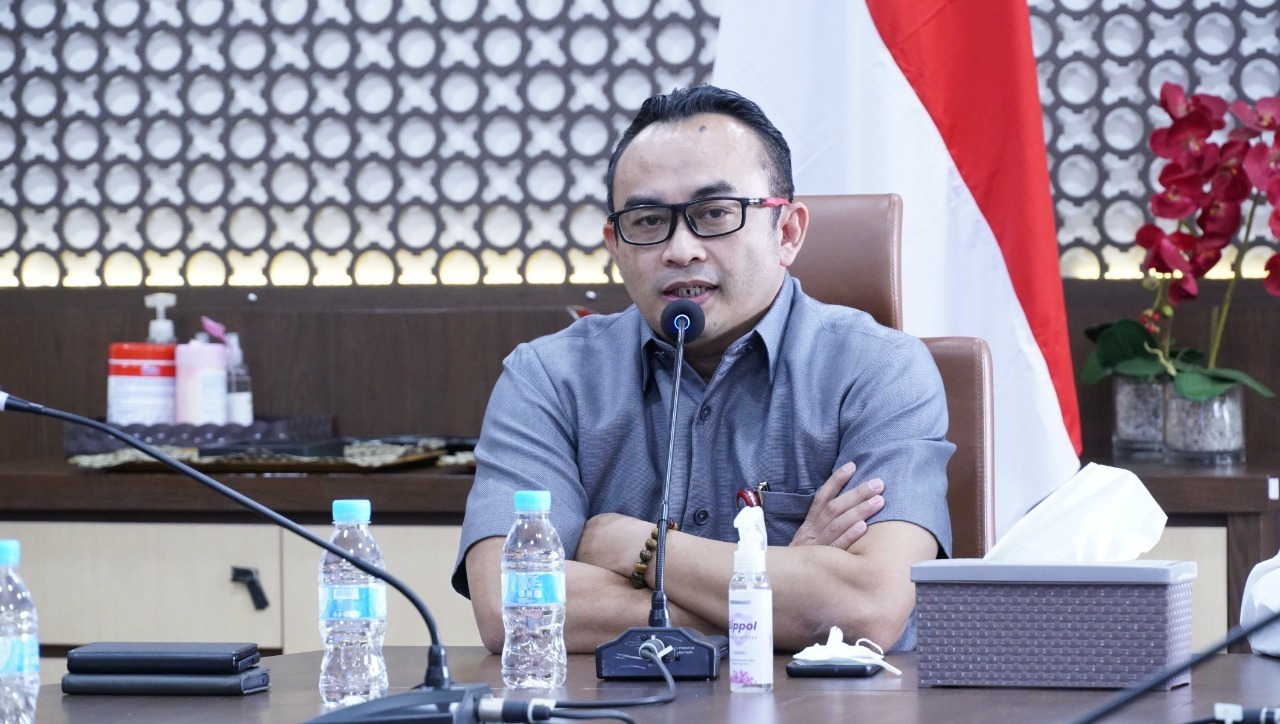 Kepala Biro Perekonomian Setdaprov Jawa Timur Iwan SHut MM ketika memberi sambutan pada seremoni penandatanganan MoU antara ITS dengan PT Petrogas Jatim Utama