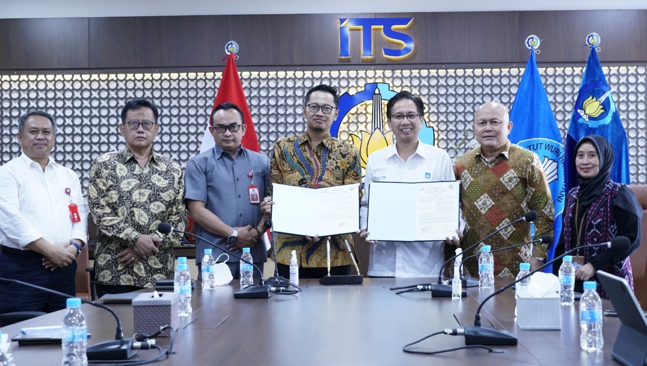 Prosesi penandatanganan MoU yang diwakili oleh Direktur PT Petrogas Jatim Utama Buyung Afrianto ST MSc (empat dari kiri) dan Rektor ITS Prof Dr Ir Mochamad Ashari MEng IPU AEng (tiga dari kanan) didampingi jajaran pimpinan kedua pihak