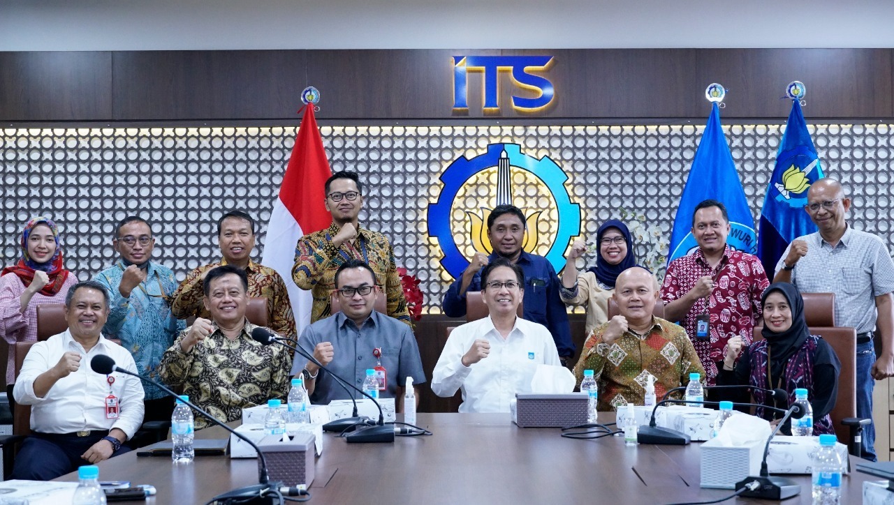 Jajaran pimpinan ITS dengan perwakilan dari PT Petrogas Jatim Utama usai penandatanganan MoU di Gedung Rektorat ITS