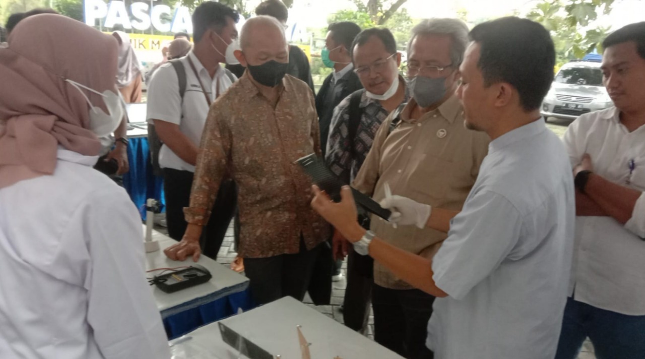 One of the ITS research lecturers, Sutarsis ST MSc PhD (second from right) is explaining how Fuel Cell works to LPDP Reviewers Ir Tumiran MEng PhD, Prof. Dr. Estiko Rijanto MEng and Dr. Ir Agus Puji Prasetyo