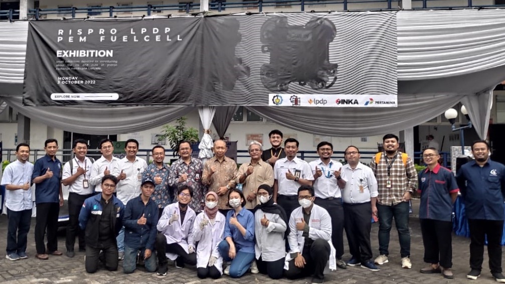 LPDP reviewers, representatives of PT INKA, PT Pertamina, ITS lecturers, and ITS students involved in Fuel Cell research