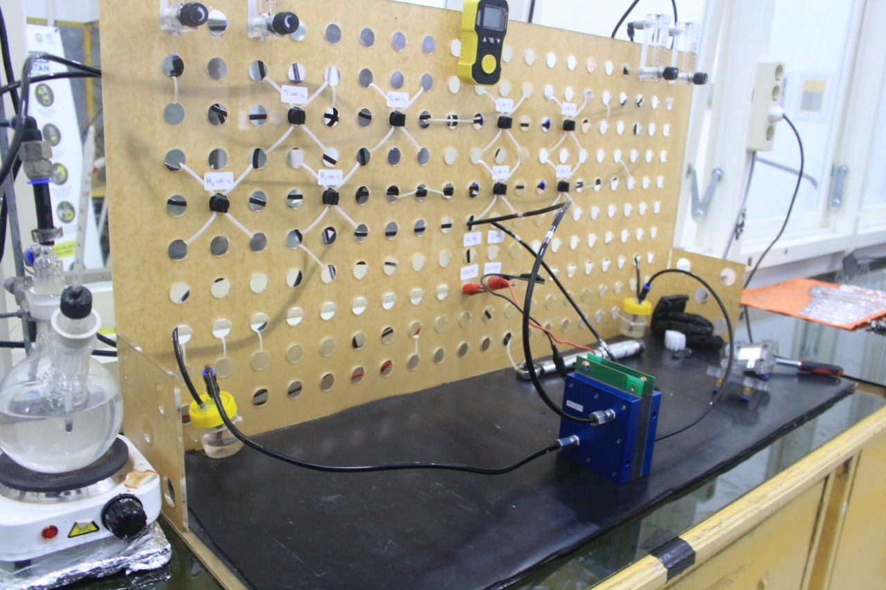 Proses pengujian single cell yang dilakukan pada Laboratorium Metalurgi dan Manufaktur ITS untuk memastikan performa dari penyusun Fuel Cell ini