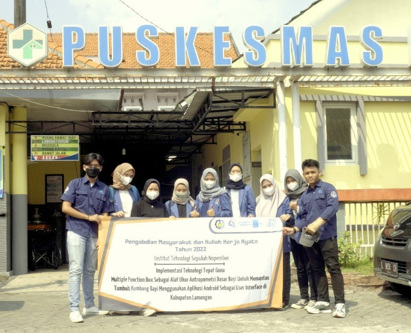 Tim KKN ITS yang terdiri dari mahasiswa Departemen Teknik Instrumentasi ITS saat melakukan KKN Abmas di Puskesmas Bluluk, Lamongan