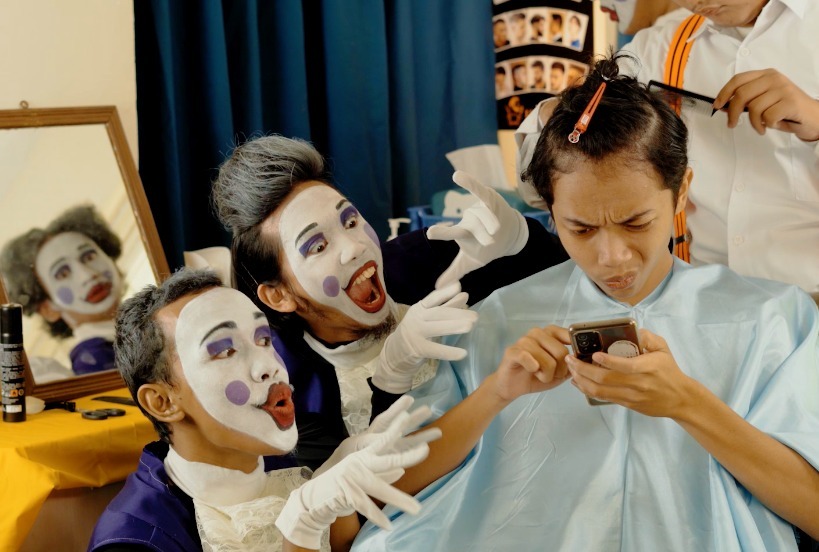 Tim KKN Abmas Berbasis Produk dari ITS dalam peragaan video kampanye anti hoaks