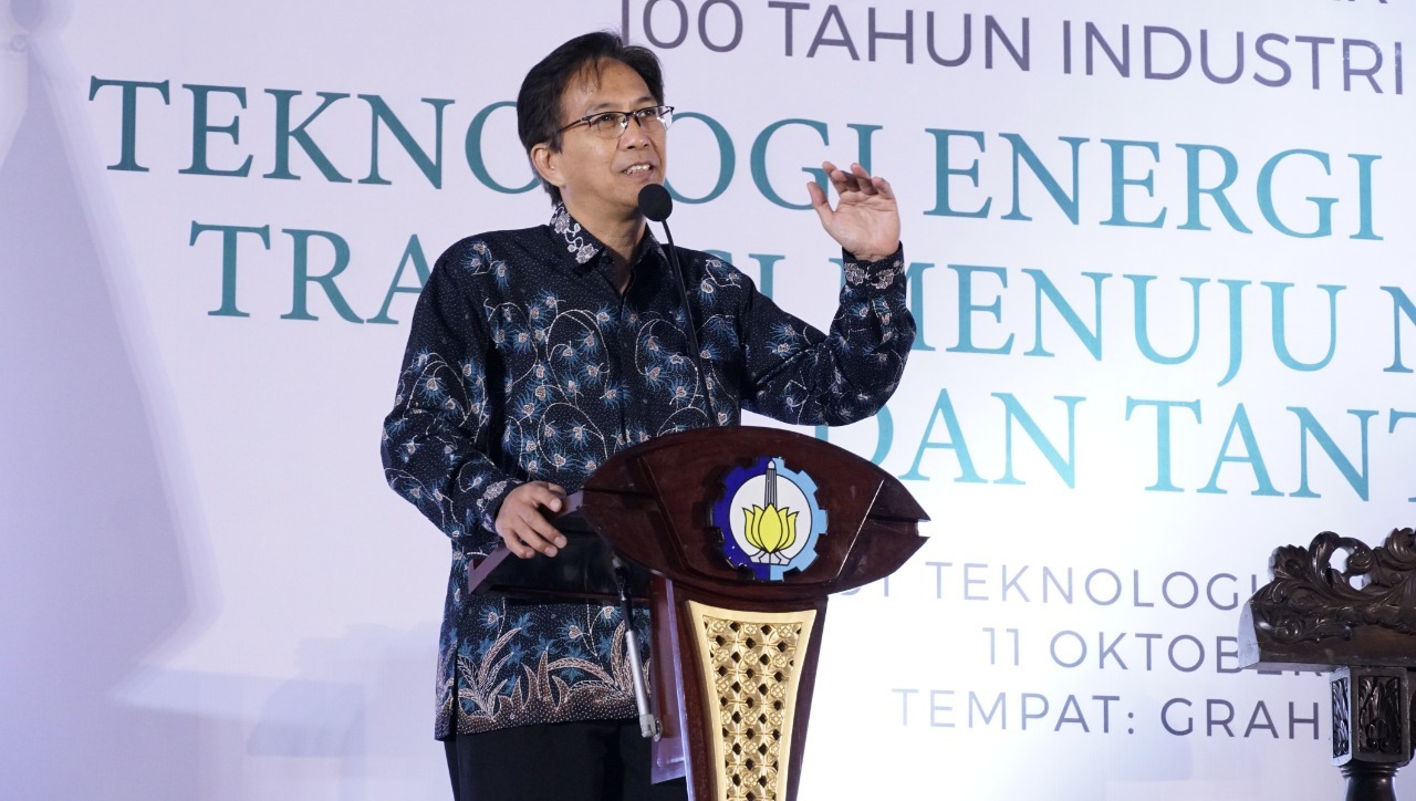 Rektor ITS Prof Dr Ir Mochamad Ashari MEng IPU AEng memberi sambutan pada Seminar Nasional 100 Tahun Industri Otomotif Indonesia