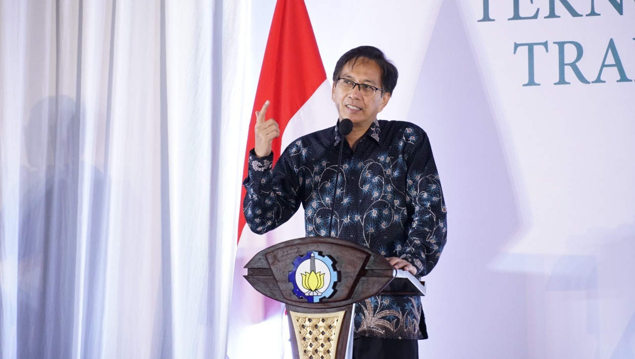 Rektor ITS Prof Dr Ir Mochamad Ashari MEng IPU AEng memberi sambutan pada Seminar Nasional 100 Tahun Industri Otomotif Indonesia