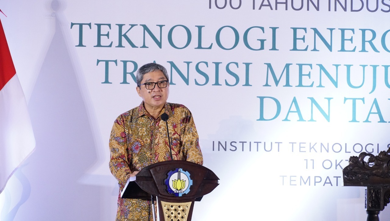 Vice President Director PT Toyota Motor Manufacturing Indonesia Nandi Julyanto saat memberikan sambutan pada Seminar Nasional 100 Tahun Industri Otomotif Indonesia di ITS