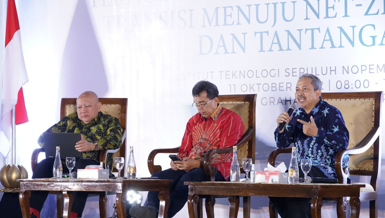 (dari kiri) Moderator Ir Dicky Hendarto, Co-founder dan direktur IRID Paul Butarbutar, serta Guru Besar Teknik Lingkungan ITS Prof Ir Joni Hermana MScES PhD saat memaparkan materi seminar di Graha Sepuluh Nopember ITS