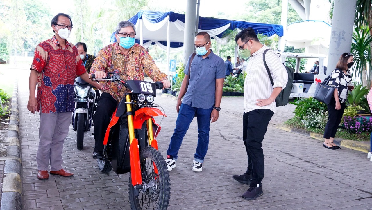 Vice President Director PT Toyota Motor Manufacturing Indonesia Nandi Julyanto mencoba mengendarai sepeda motor listrik E-Trail karya ITS yang juga dipamerkan