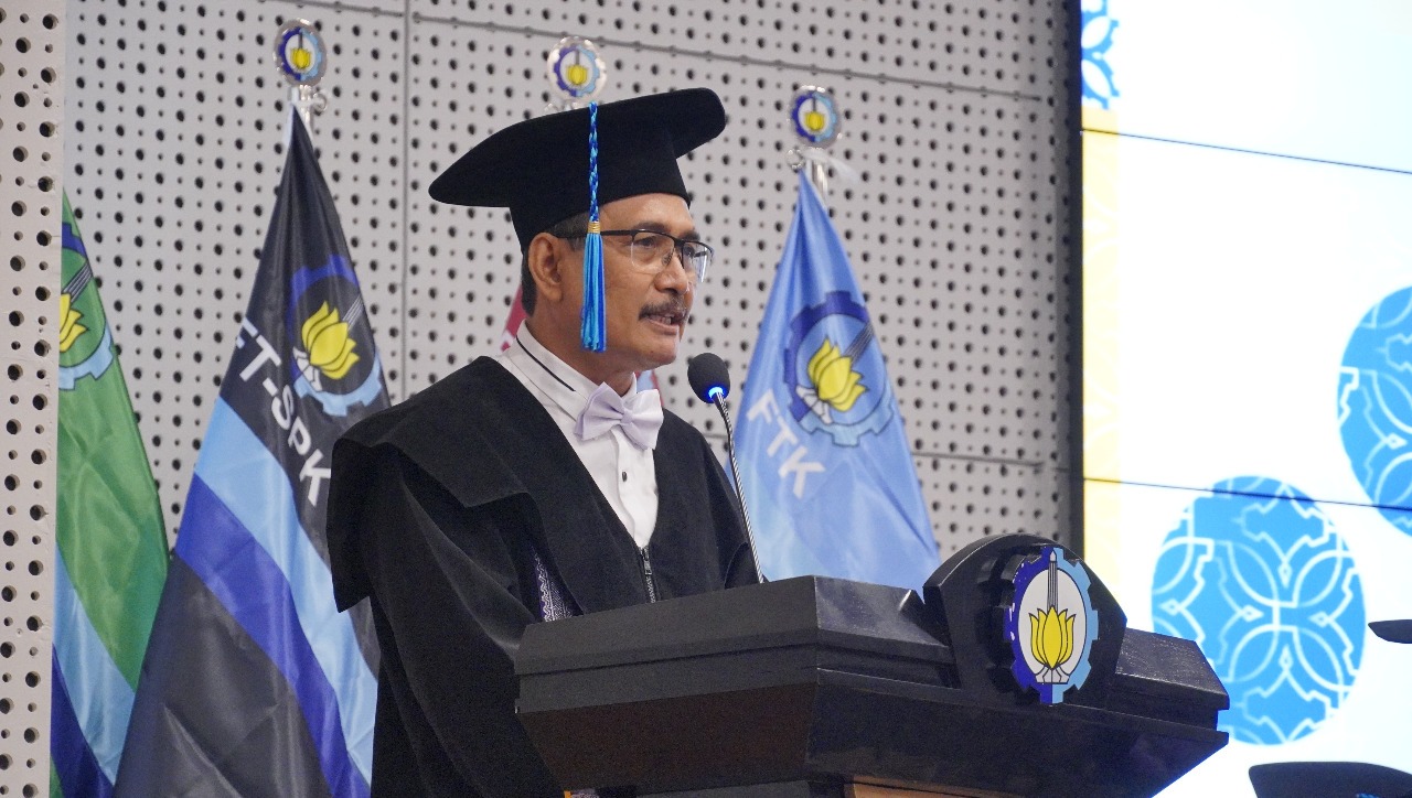 Prof Dr Drs Muhammad Mashuri MT saat menyampaikan orasi ilmiahnya pada Upacara Pengukuhan Profesor di Auditorium Gedung Research Center ITS